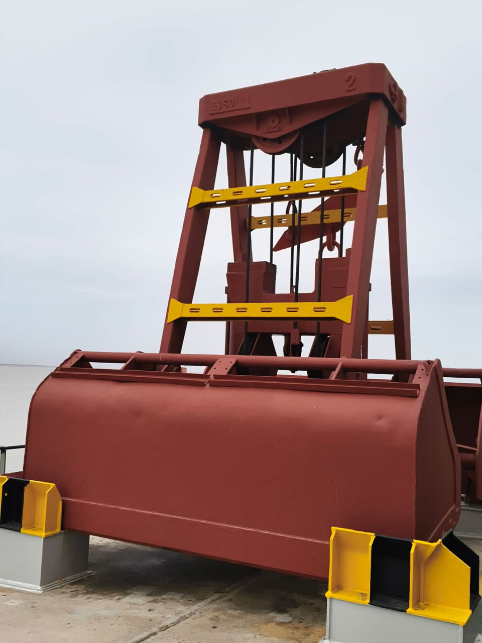 Ozeantec engineer performing grab maintenance and repair services for ships at port.